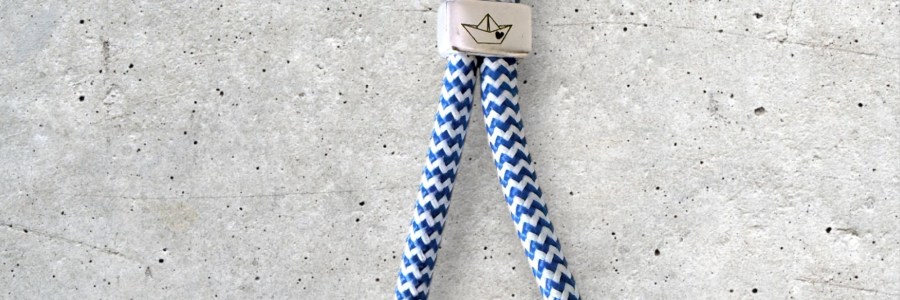Segeltau-Schlüsselanhänger Papierschiff blau weiss wie das Meer