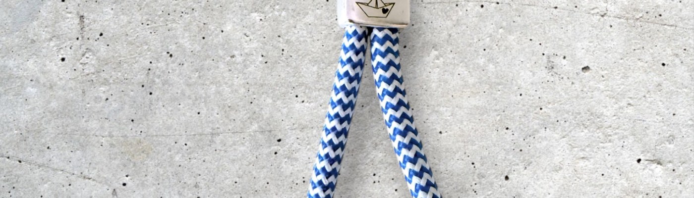 Segeltau-Schlüsselanhänger Papierschiff blau weiss wie das Meer